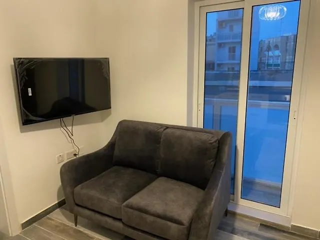 One Beautiful Bedroom Flat In Pietà Appartamento